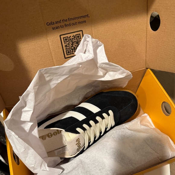 NWT Sold Out Gola Women’s Black and White Slide On Sneakers - Picture 6 of 6